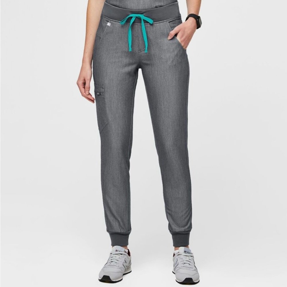 Figs Zamora Jogger scrub pants. Size XS tall. Graphite color.
